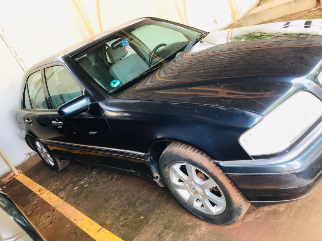 Mercedes-Benz C-Class, Carros, Bissau