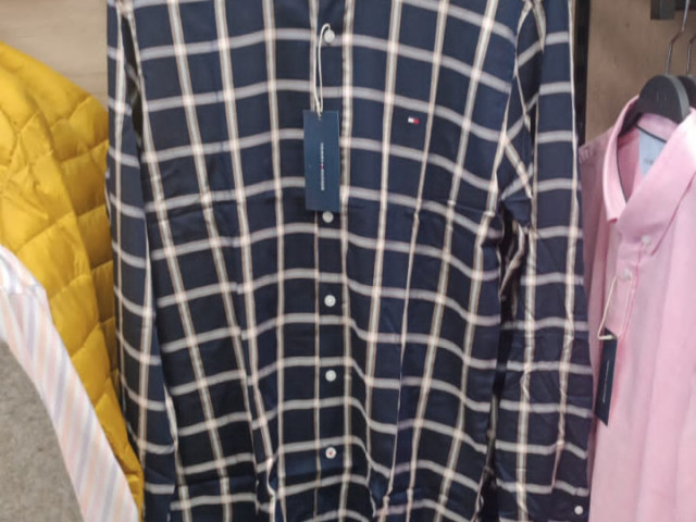 Camisas diferentes da Tommy, Roupa, Bissau