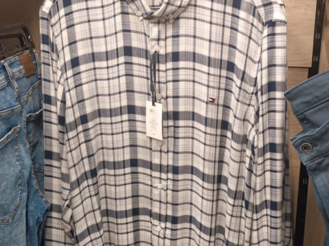 Camisas diferentes da Tommy, Roupa, Bissau