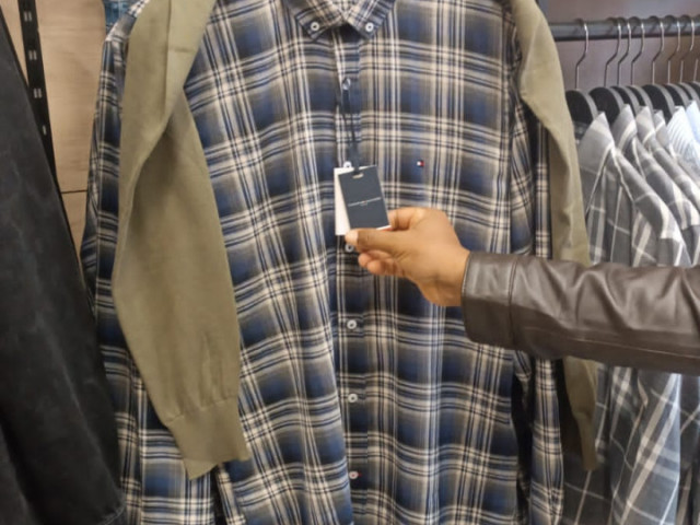 Camisas diferentes da Tommy, Roupa, Bissau