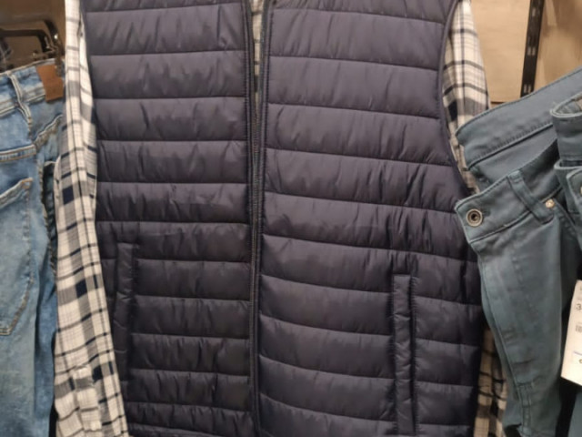 Camisas diferentes da Tommy, Roupa, Bissau