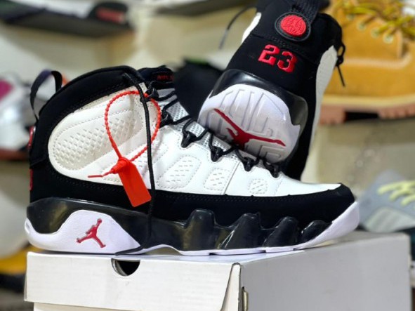 Diferentes tênis Nike Jordan, Calçado, Bissau