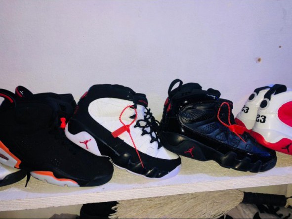 Diferentes tênis Nike Jordan, Calçado, Bissau