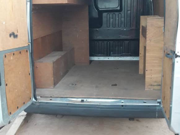 Ford Transit, Carros, Bissau