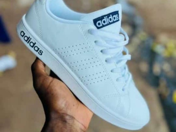 Tenis Adidas, Calçado, Bissau