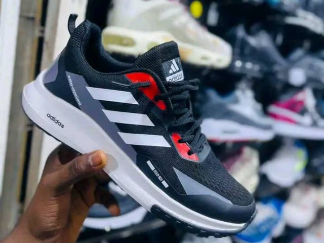 Tenis Adidas, Calçado, Bissau