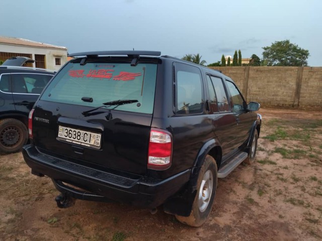 Nissan Pathfinder, Carros, Bissau