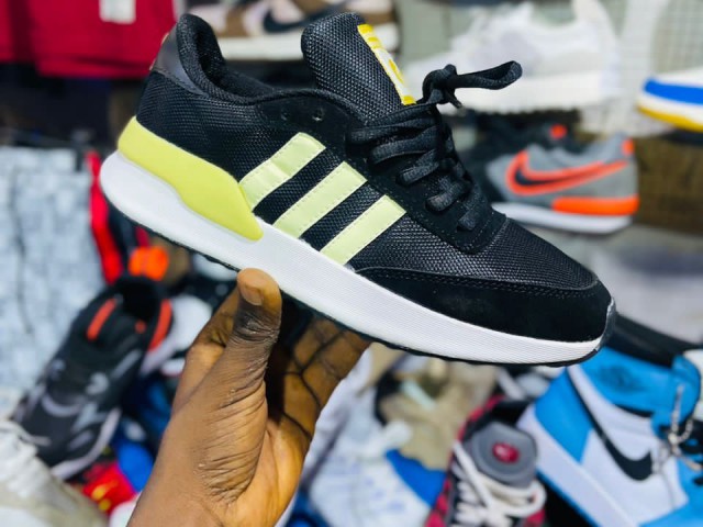 Tenis Adidas, Calçado, Bissau