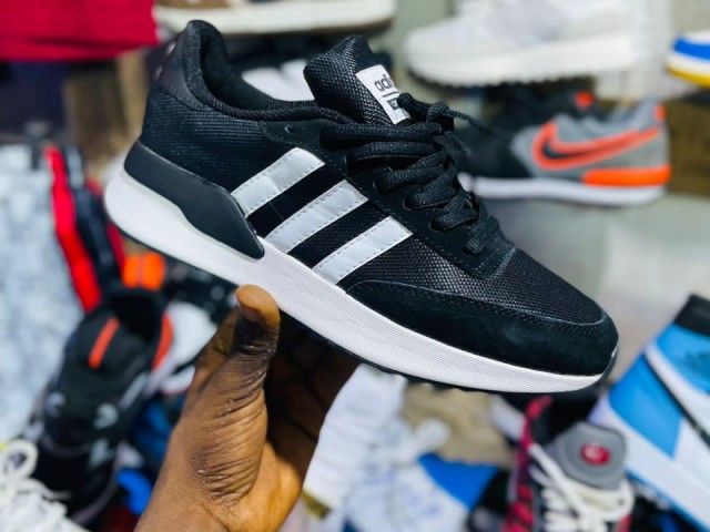 Tenis Adidas, Calçado, Bissau