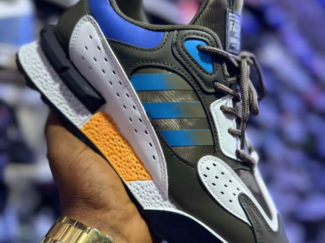Tenis Adidas, Calçado, Bissau