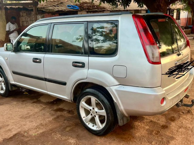 Vende-se, Carros, Bissau