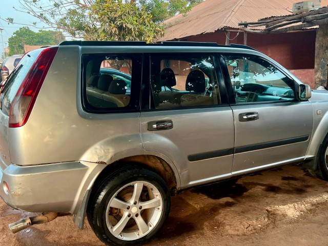 Vende-se, Carros, Bissau