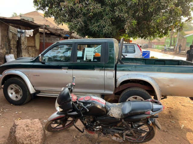 Vende-se, Carros, Bissau