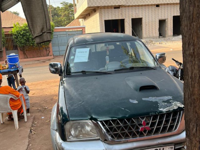 Vende-se, Carros, Bissau