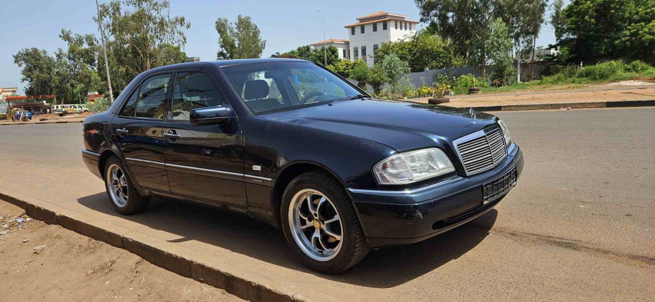 Vende-se, Carros, Bissau