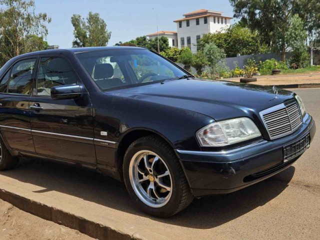 Vende-se, Carros, Bissau