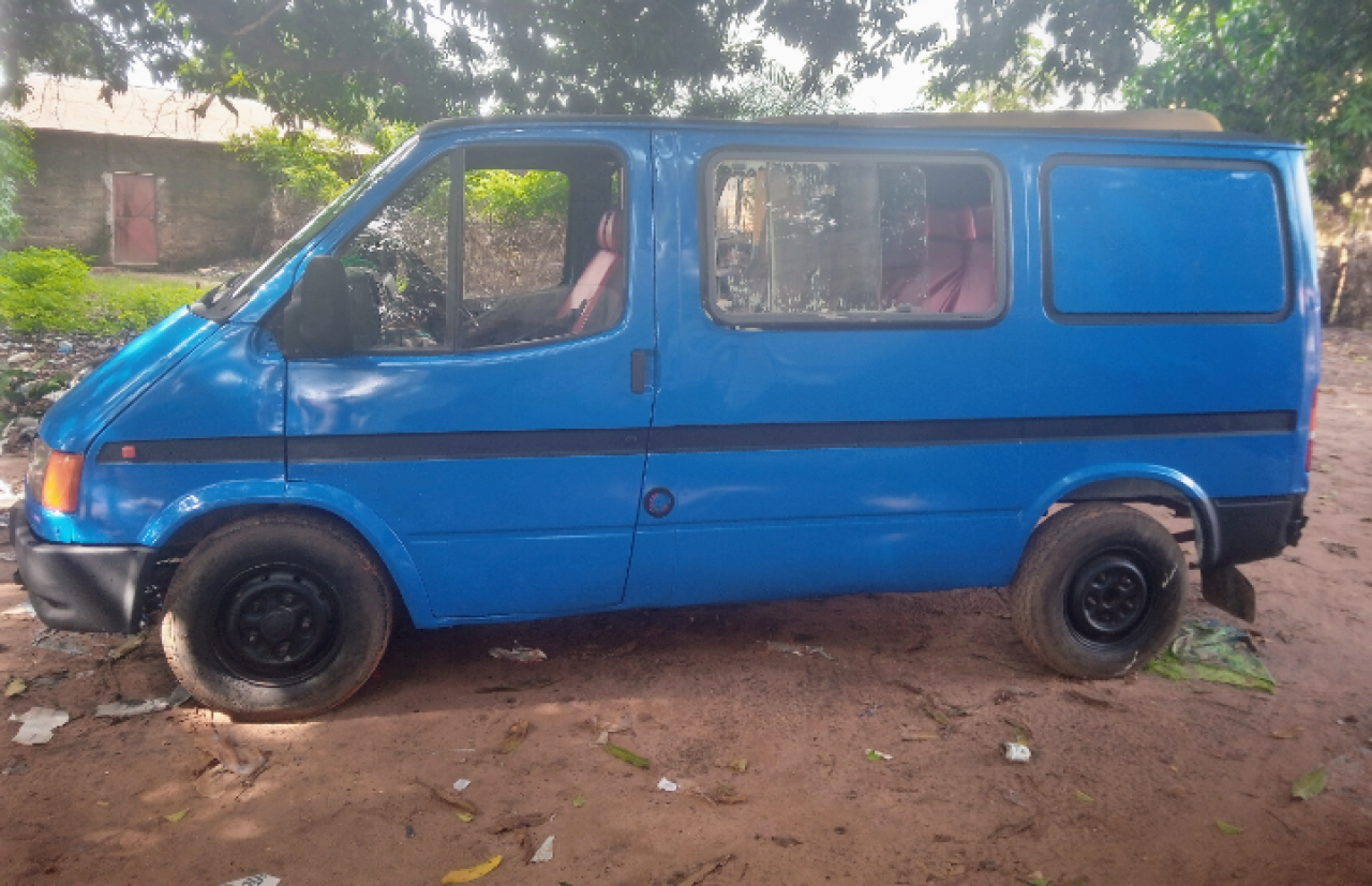 Ford Transit, Carros, Bissau