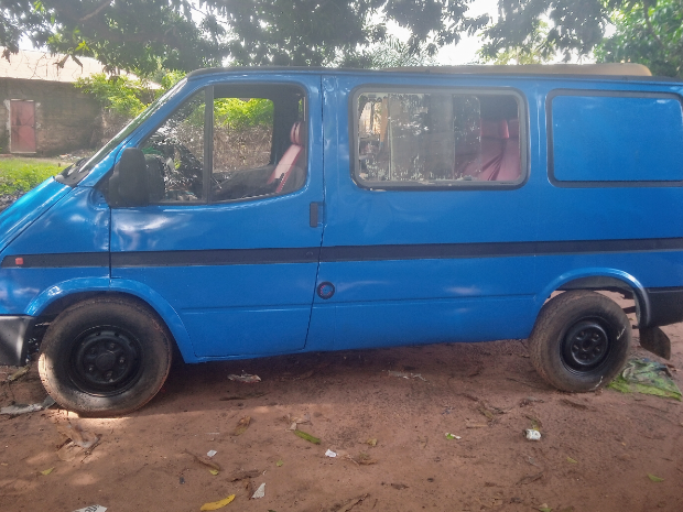 Ford Transit, Carros, Bissau