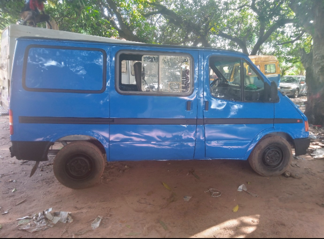 Ford Transit, Carros, Bissau