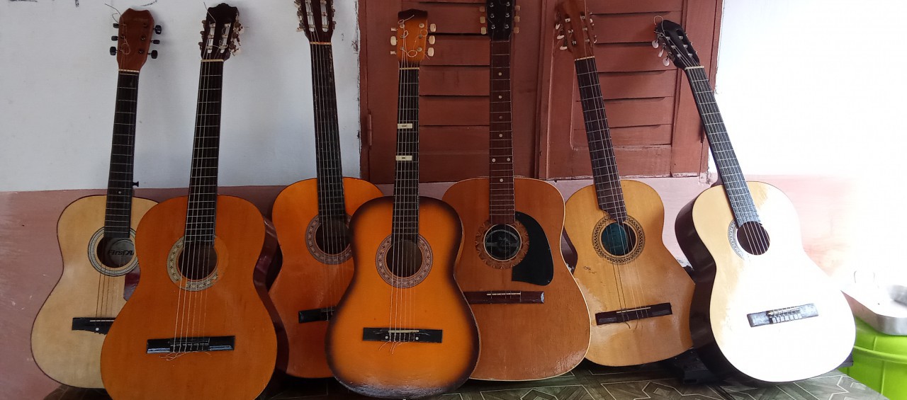 Violões a venda, Livros - Filmes - Música, Bissau