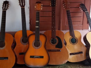 Violões a venda, Livros - Filmes - Música, Bissau