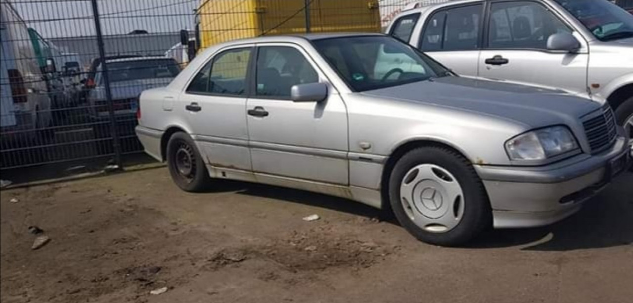 Mercedes L200, Carros, Bissau