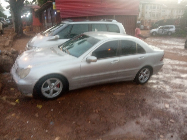 Mercedes-Benz C-Class, Carros, Bissau