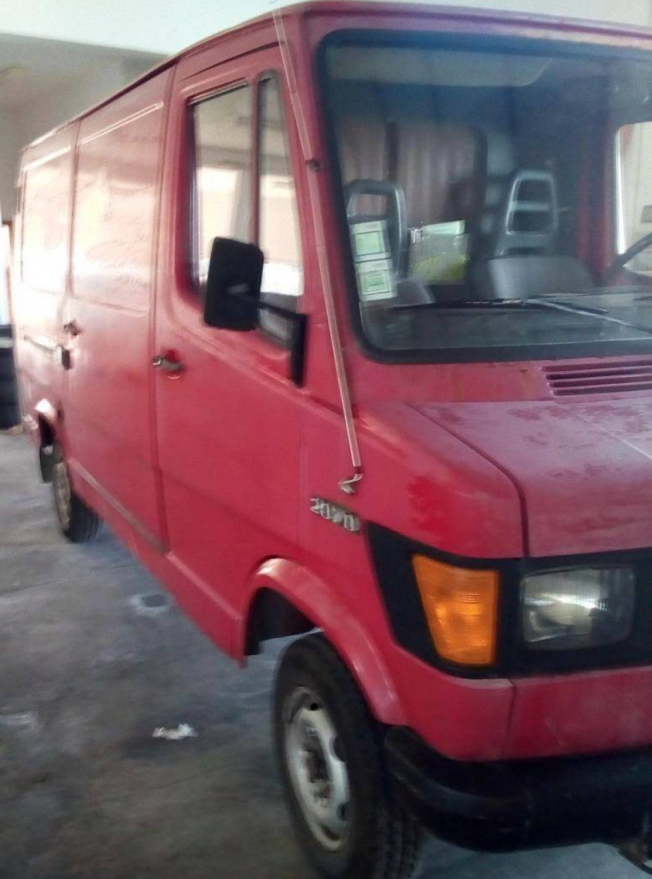 Mercedes-Benz 207D, Carros, Bissau