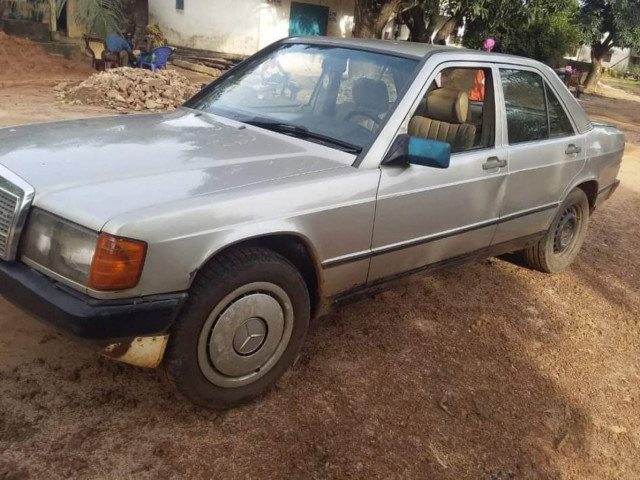 Mercedes-Benz 190, Carros, Bissau