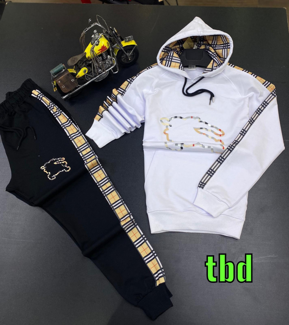 Fato de treno, Roupa, Bissau
