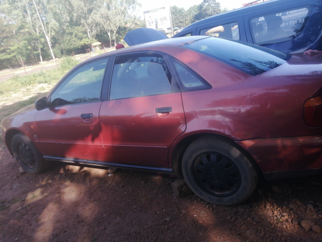Carros a venda sem dispacho, Carros, Bissau