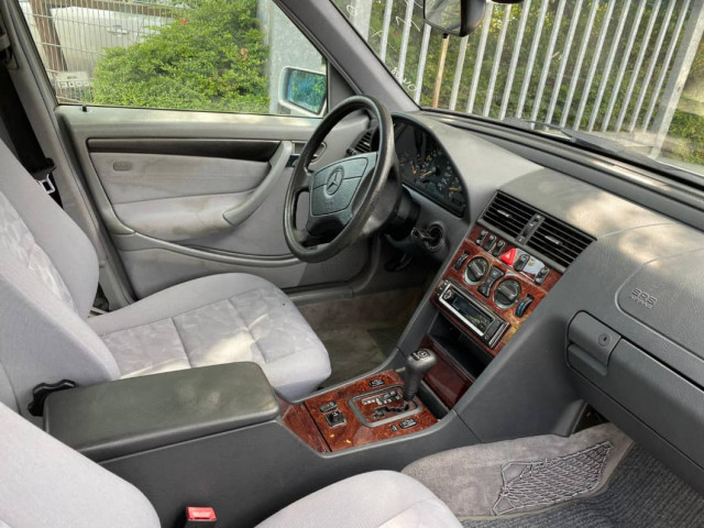 Mercedes-Benz C-Class ELEGANCE, Carros, Bissau