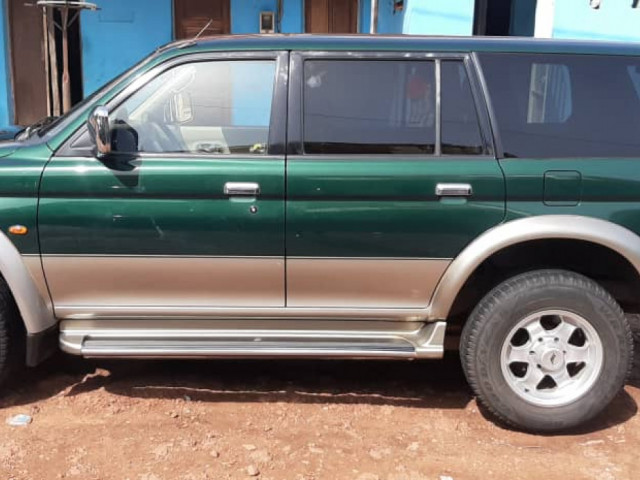 Mitsubishi V6, Carros, Bissau