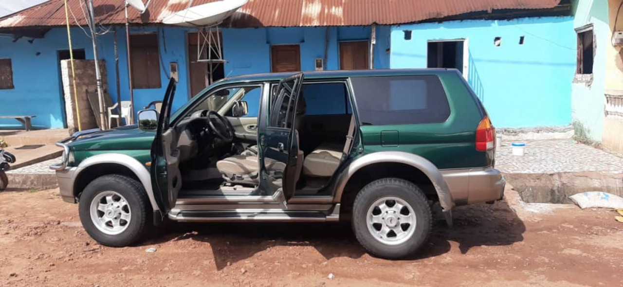 Mitsubishi V6, Carros, Bissau