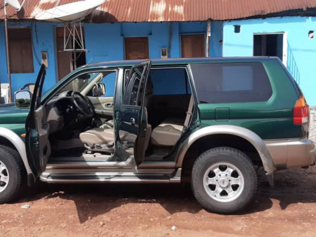 Mitsubishi V6, Carros, Bissau