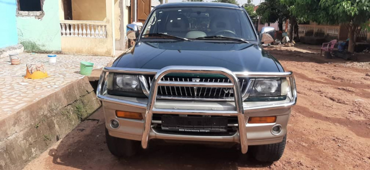 Mitsubishi V6, Carros, Bissau