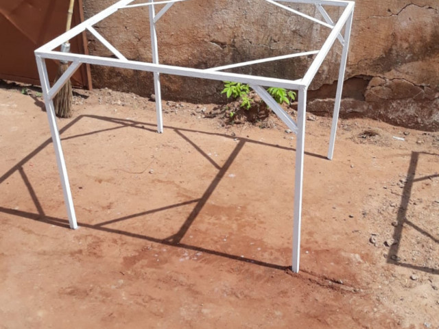 Mesas de matal y madera, Mesas - Cadeiras, Bissau