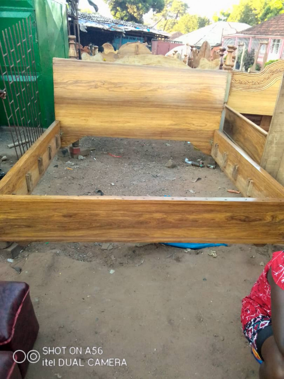 Feita e aguarda o comprador, Camas - Poltronas, Bissau