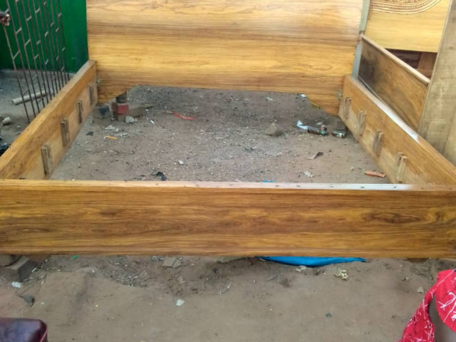 Feita e aguarda o comprador, Camas - Poltronas, Bissau