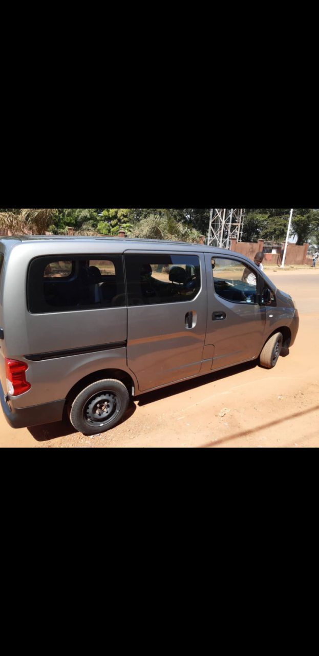 Nissan NV, Carros, Bissau