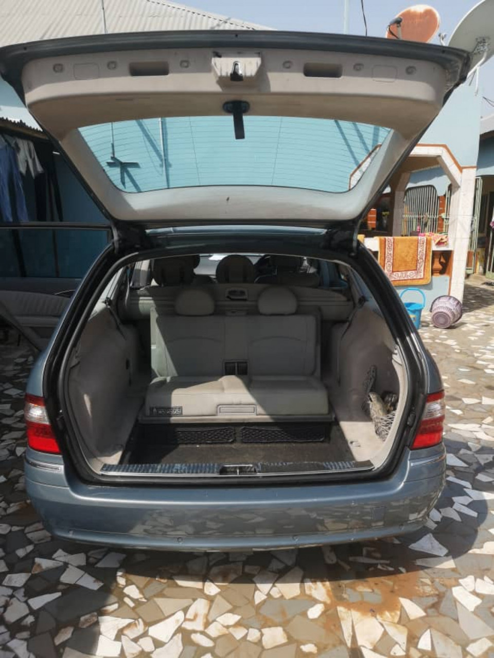 Mercedes-Benz E320, Carros, Bissau