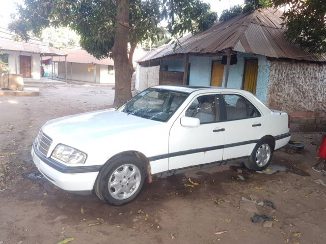 Mercedes-Benz C-Class, Carros, Bissau
