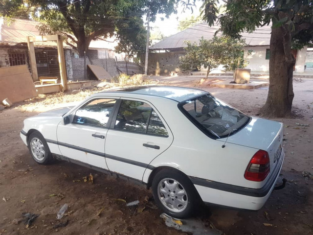 Mercedes-Benz C-Class, Carros, Bissau