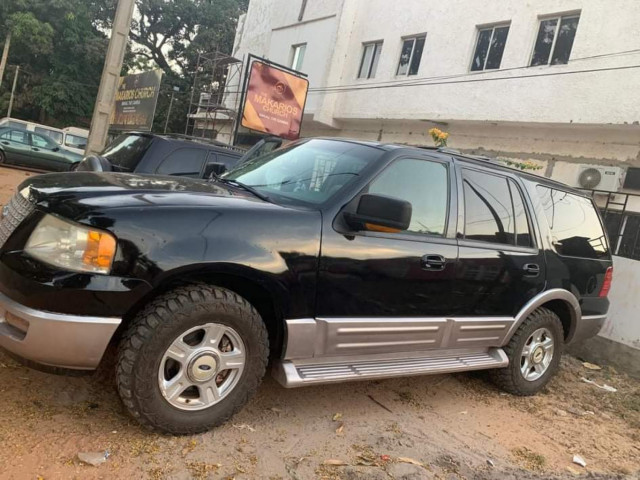 Ford Expedition, Carros, Bissau