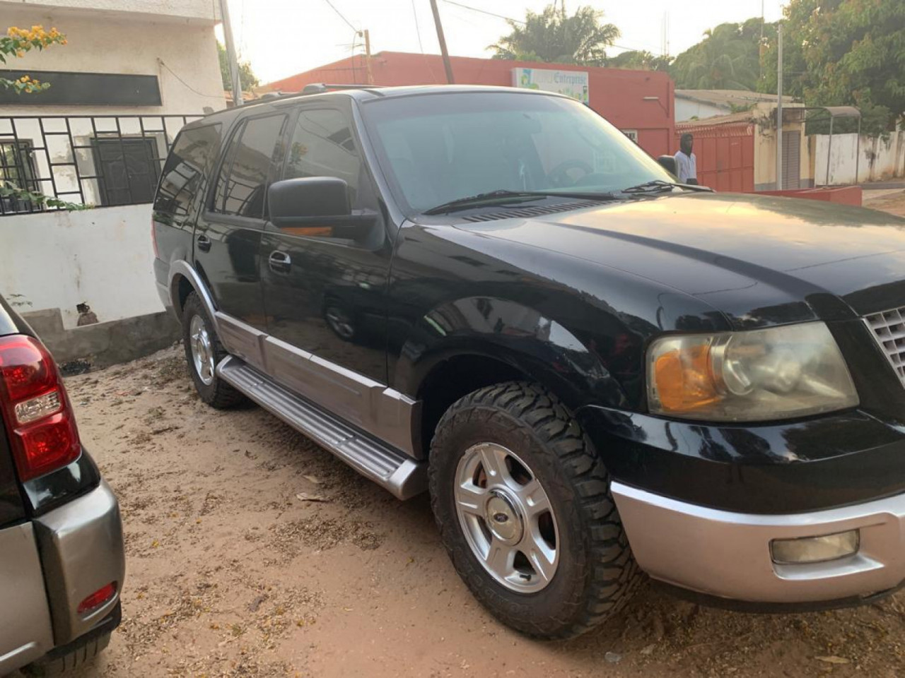 Ford Expedition, Carros, Bissau