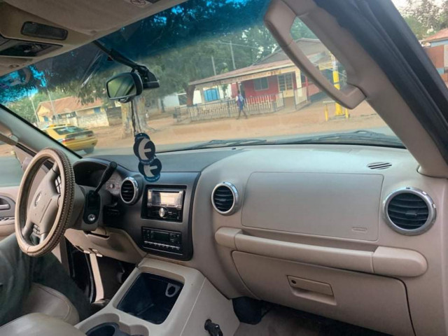 Ford Expedition, Carros, Bissau