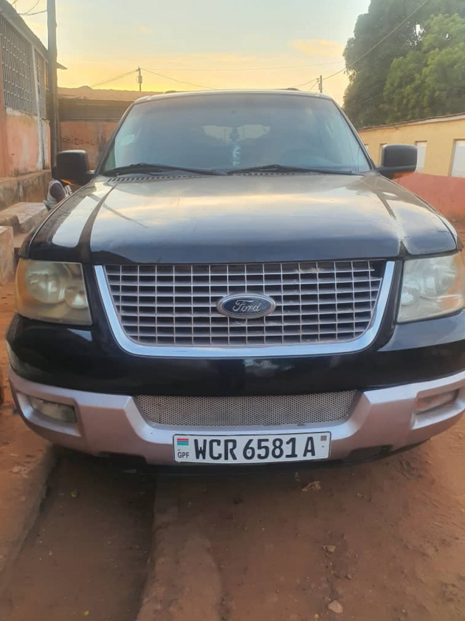 Ford Expedition, Carros, Bissau