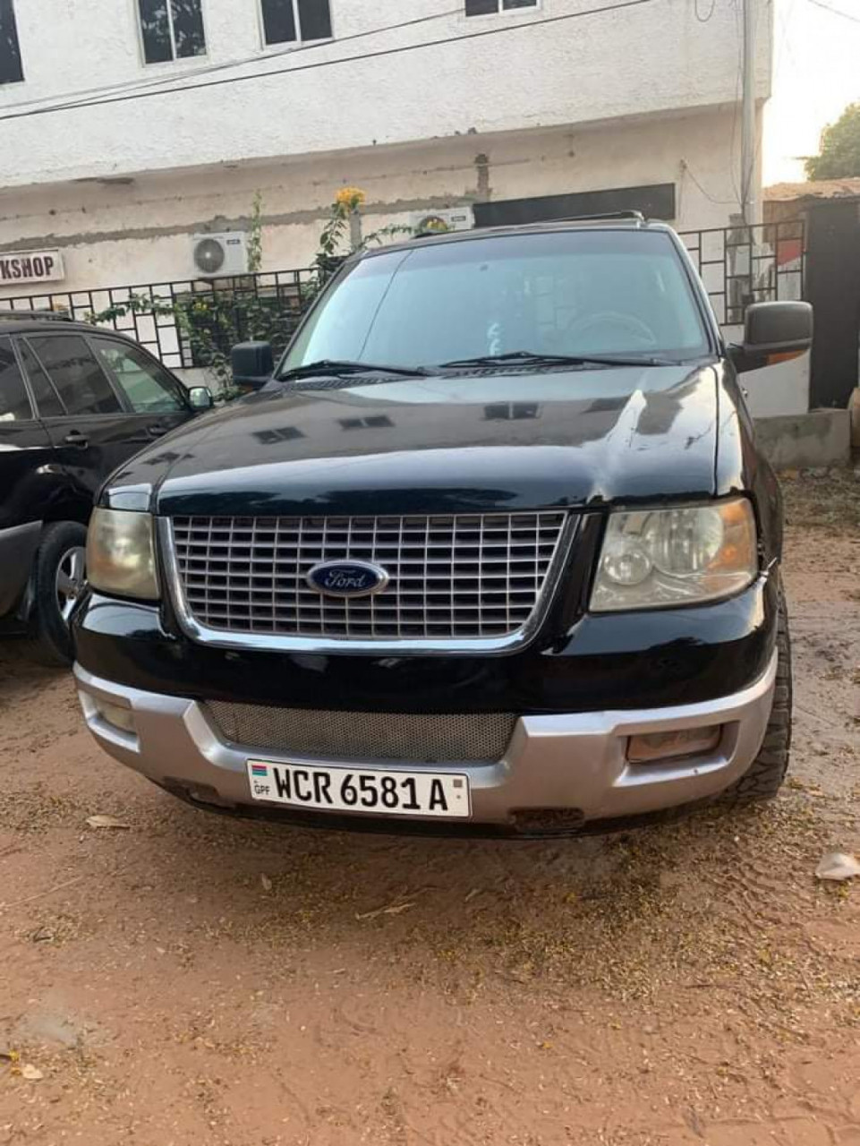 Ford Expedition, Carros, Bissau