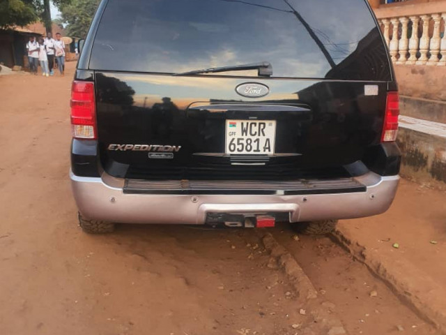 Ford Expedition, Carros, Bissau
