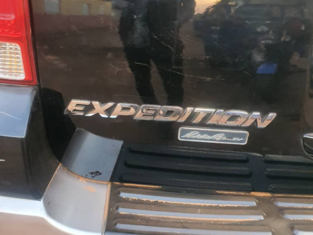Ford Expedition, Carros, Bissau